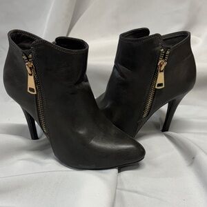 G.C. Elegant Gray Ankle Boots with Gold Zipper